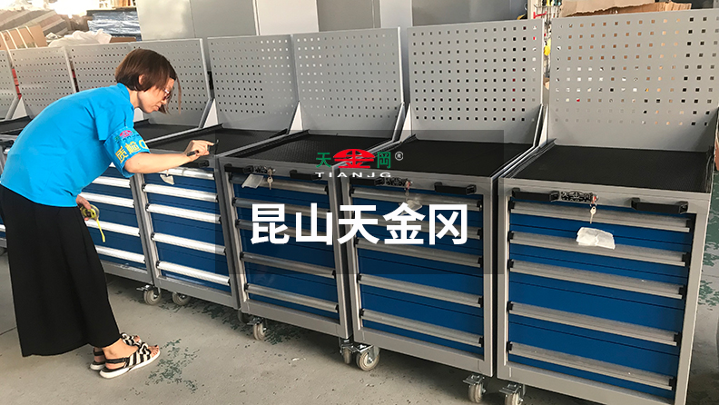 每臺柜子經上萬次質檢，有一絲瑕疵的柜子不容出庫