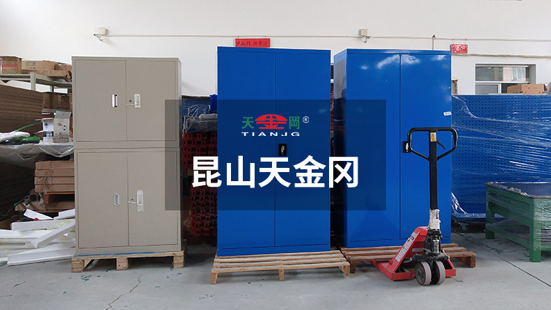 每臺車間工具柜出廠都經上萬次質檢，絕不容有一絲瑕疵