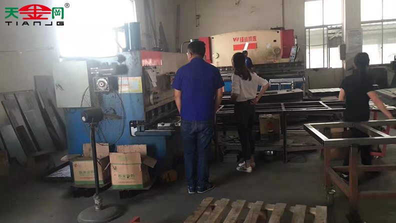 德資企業考察團隊走進工具柜廠家天金岡，實地參觀考察工廠！