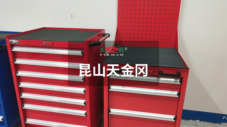 天金岡工具柜公司旗下車間工具柜抽屜導軌采用專利導軌設計，并配合機械軸承滑動！